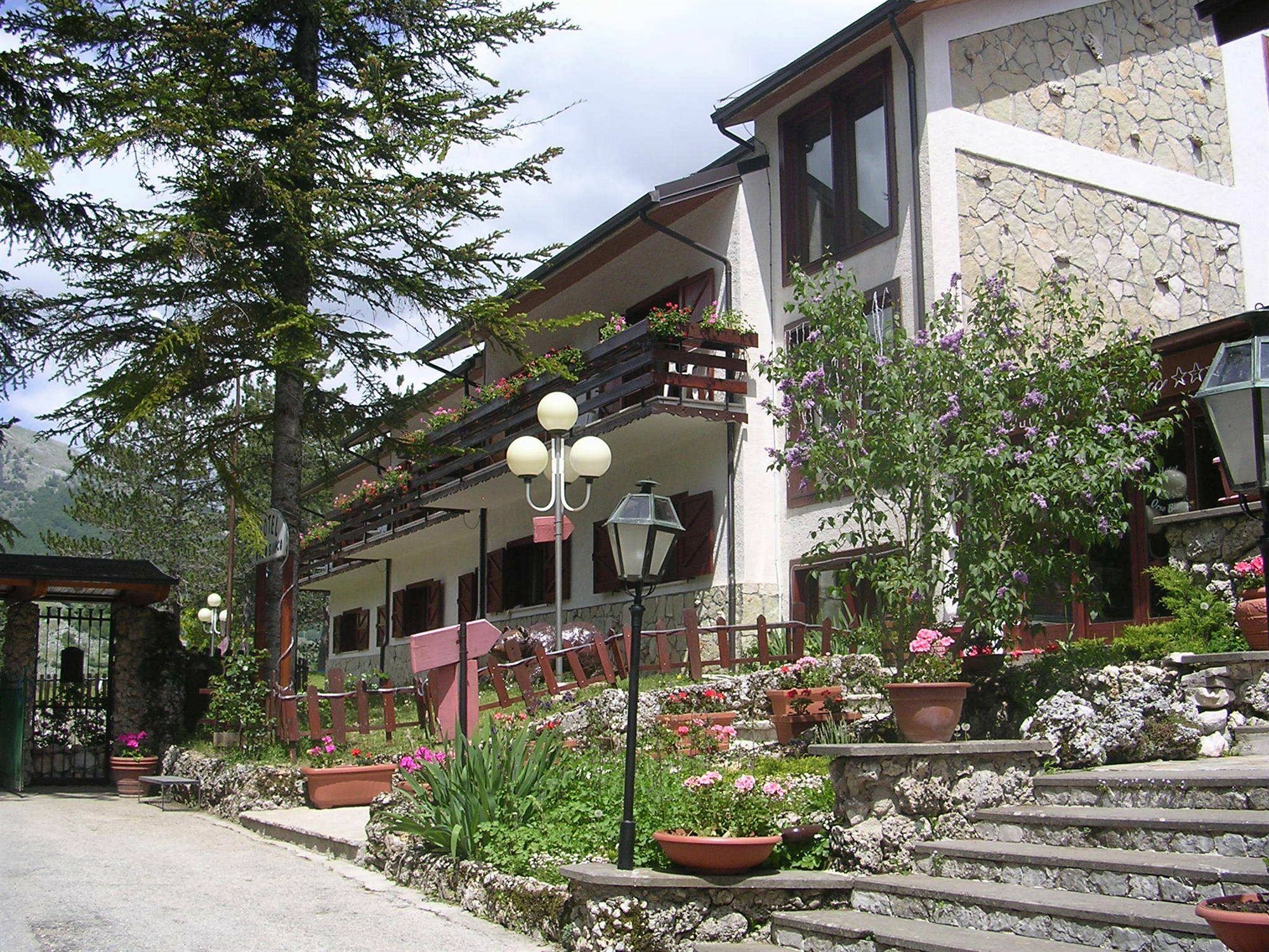 Hotel Orso Bianco Pescasseroli Bagian luar foto